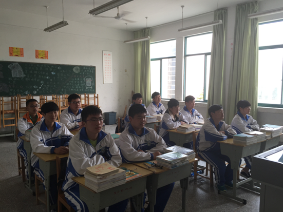 汽車系落實儀表規(guī)范，提升學生精神面貌