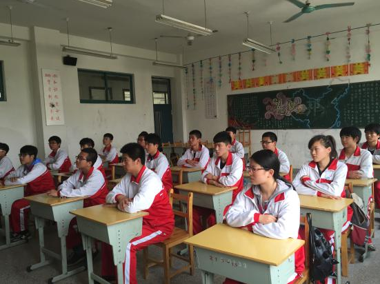 汽車系落實儀表規(guī)范，提升學生精神面貌