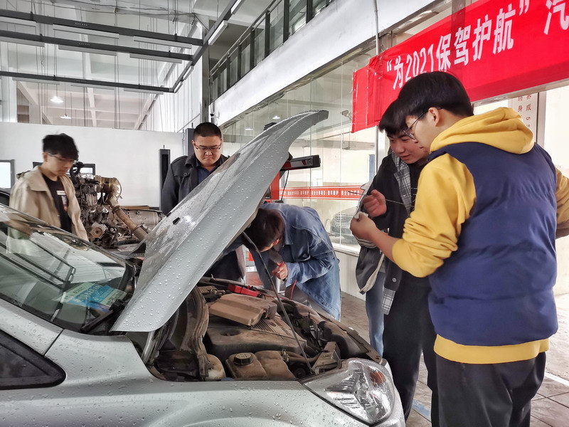 汽車學院志愿者積極開展“免費檢測，為2021保駕護航”志愿服務