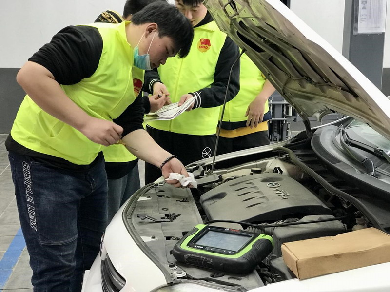 汽車學院志愿者積極開展“免費檢測，為2021保駕護航”志愿服務