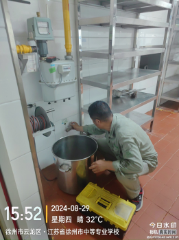 拖龍山和楚河兩校區(qū)食堂“三防”、“滅四害”專項處理現(xiàn)場